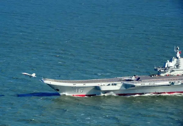 Pilotos chineses praticam pouso e decolagem a bordo do porta-avi?es Liaoning