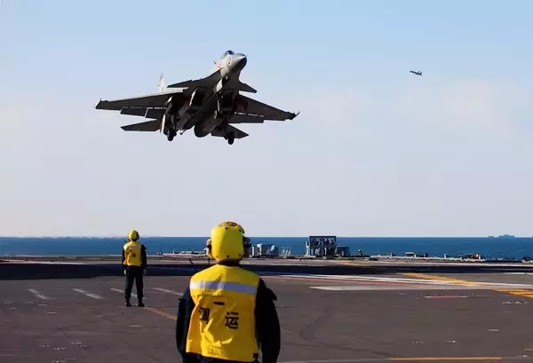 Pilotos chineses praticam pouso e decolagem a bordo do porta-avi?es Liaoning
