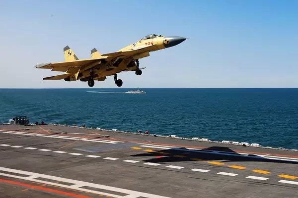 Pilotos chineses praticam pouso e decolagem a bordo do porta-avi?es Liaoning
