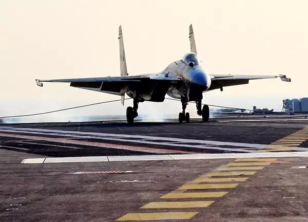 Pilotos chineses praticam pouso e decolagem a bordo do porta-avi?es Liaoning