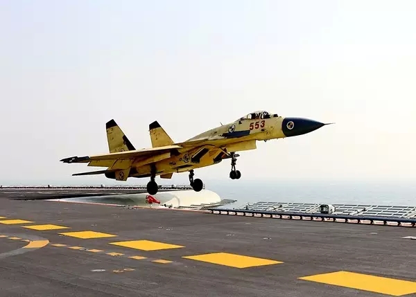 Pilotos chineses praticam pouso e decolagem a bordo do porta-avi?es Liaoning