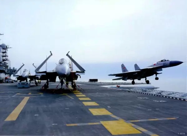 Pilotos chineses praticam pouso e decolagem a bordo do porta-avi?es Liaoning