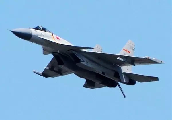 Pilotos chineses praticam pouso e decolagem a bordo do porta-avi?es Liaoning