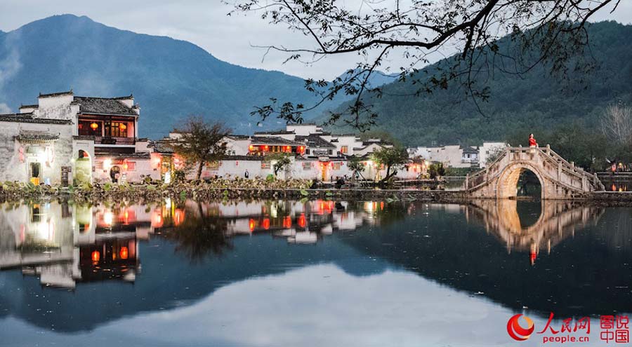 Paisagem única da aldeia Hongcun em Anhui