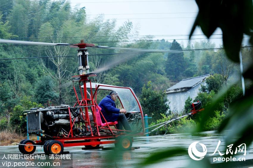 Camponês chinês despende 200 mil yuans para construir um helicóptero