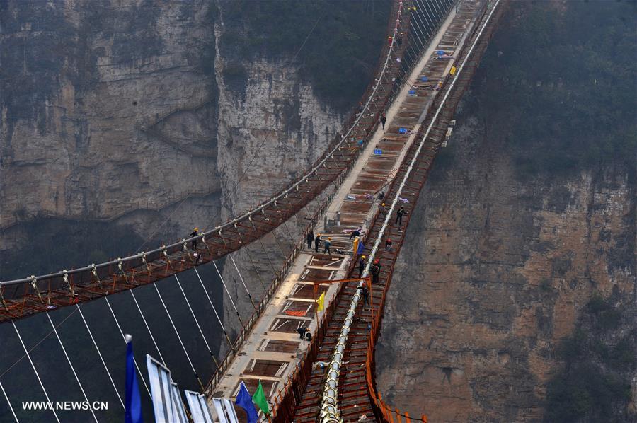 Ponte de vidro sobre Grand Canyon de Zhangjiajie em constru??o