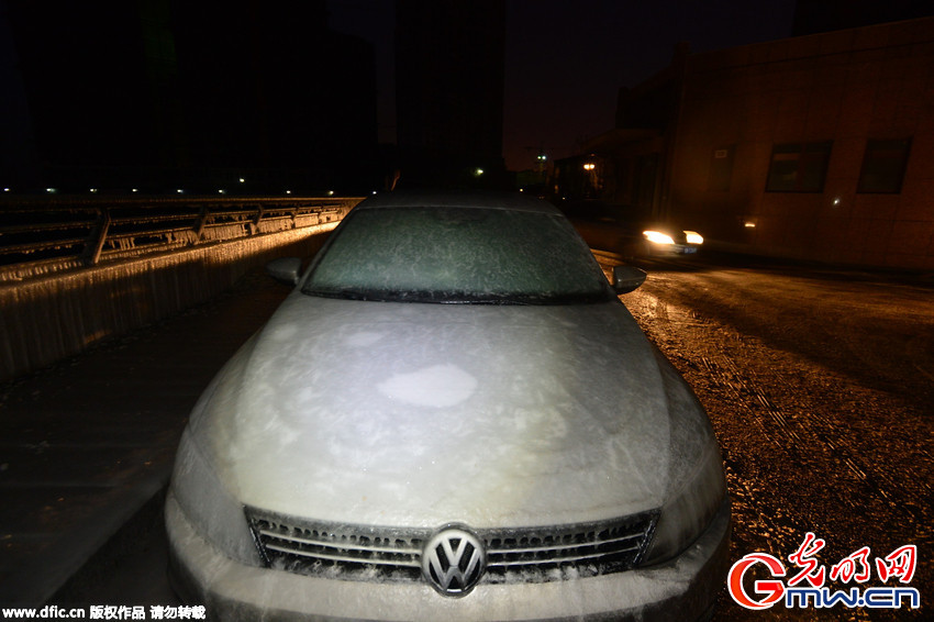 Carro congela na costa litoral no leste da China