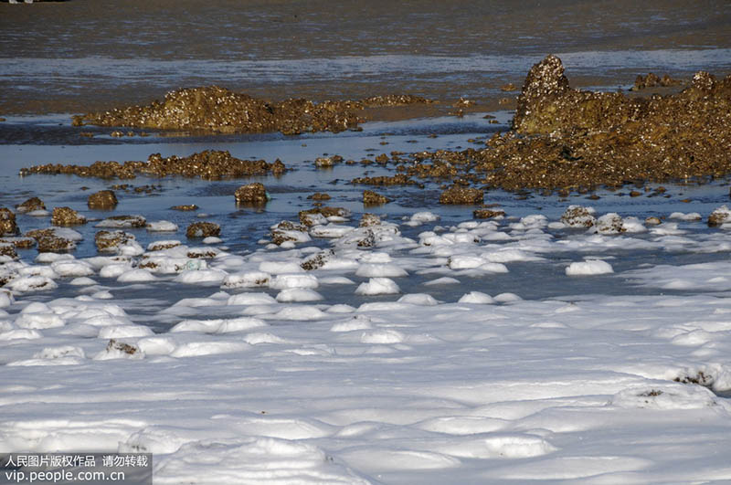 Carro congela na costa litoral no leste da China