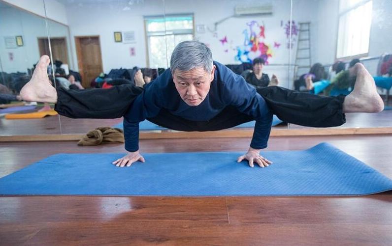 Chinês de 72 anos ensina ioga de forma gratuita em Hangzhou