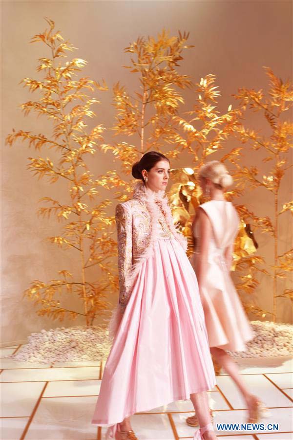 Cria??es da designer chinesa Guo Pei exibidas em Paris