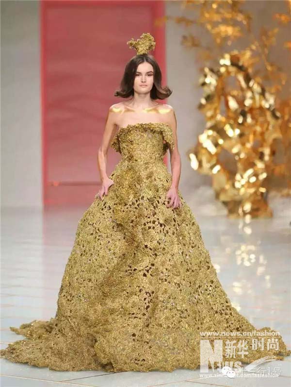 Cria??es da designer chinesa Guo Pei exibidas em Paris