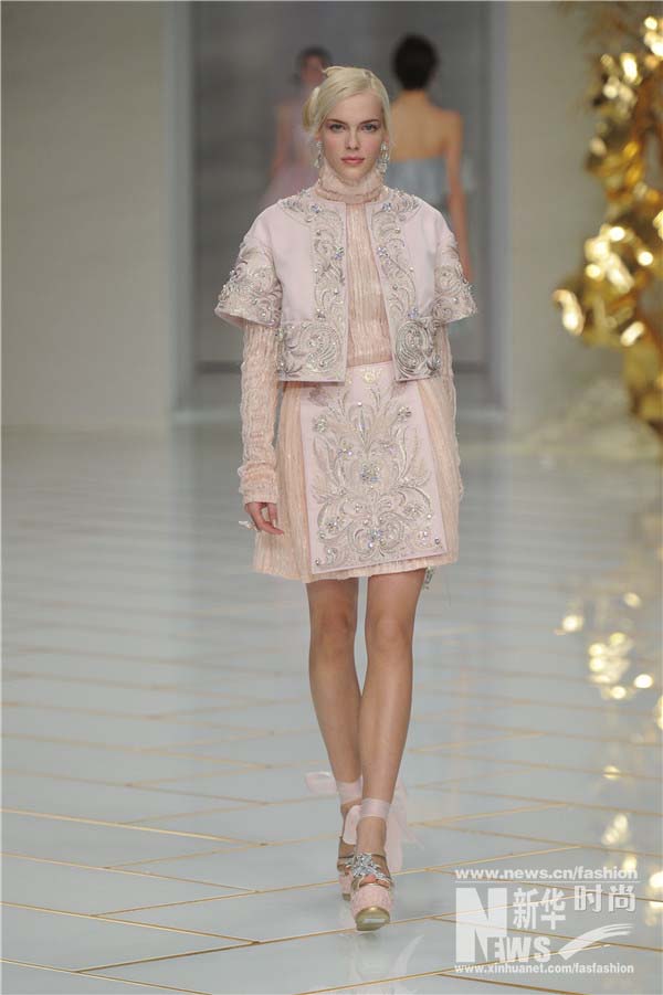 Cria??es da designer chinesa Guo Pei exibidas em Paris