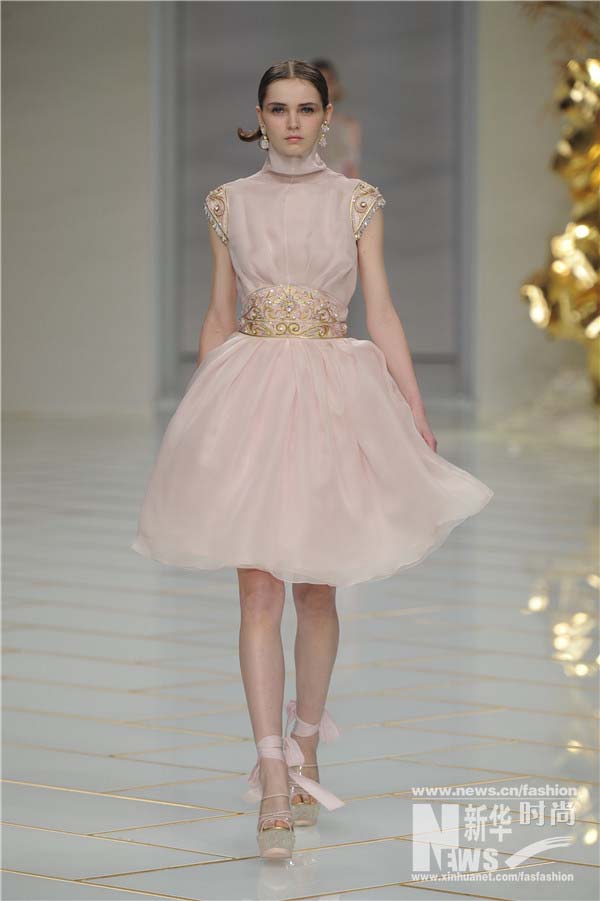 Cria??es da designer chinesa Guo Pei exibidas em Paris