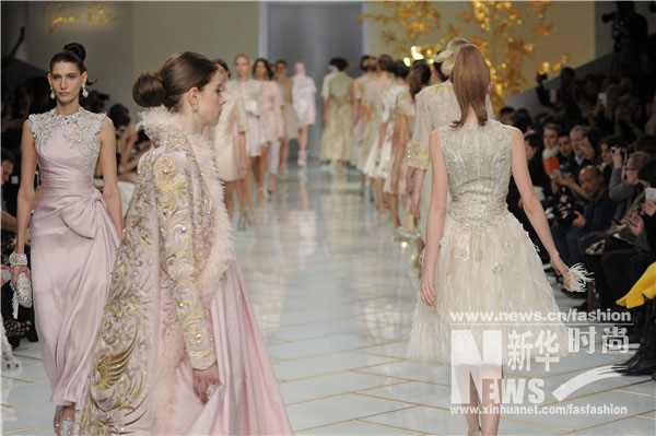 Cria??es da designer chinesa Guo Pei exibidas em Paris