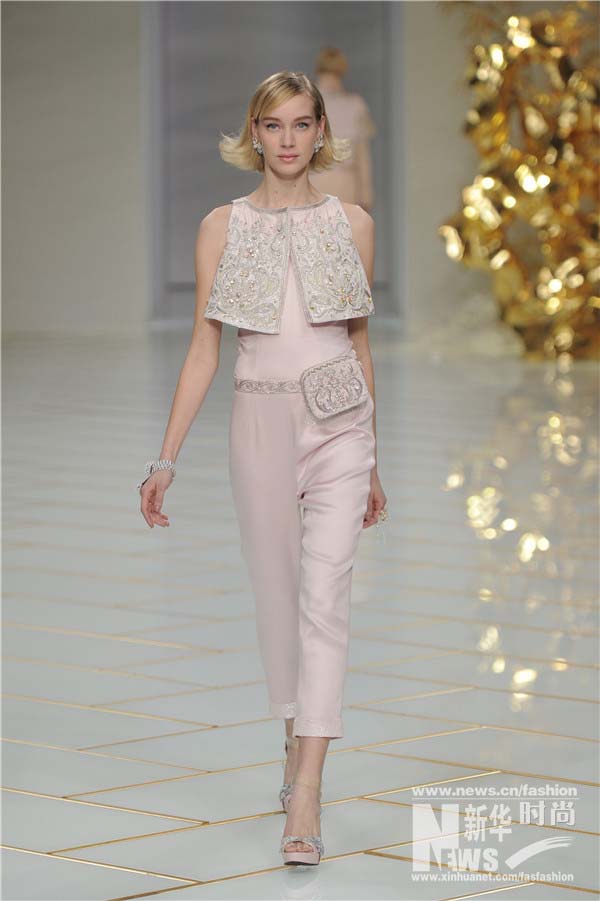 Cria??es da designer chinesa Guo Pei exibidas em Paris