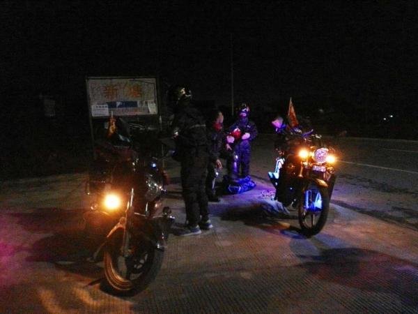 Centenas de milhares de trabalhadores migrantes regressam de moto a casa para celebrar o Ano Novo Chinês