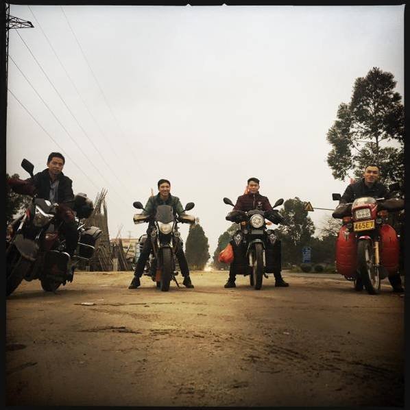 Centenas de milhares de trabalhadores migrantes regressam de moto a casa para celebrar o Ano Novo Chinês