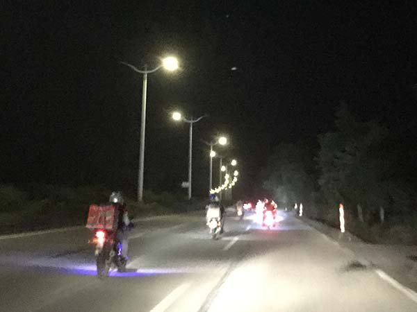 Centenas de milhares de trabalhadores migrantes regressam de moto a casa para celebrar o Ano Novo Chinês