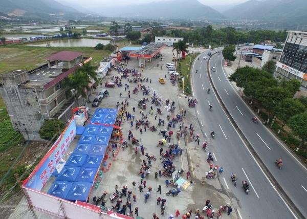 Centenas de milhares de trabalhadores migrantes regressam de moto a casa para celebrar o Ano Novo Chinês