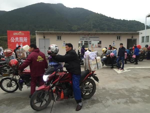 Centenas de milhares de trabalhadores migrantes regressam de moto a casa para celebrar o Ano Novo Chinês