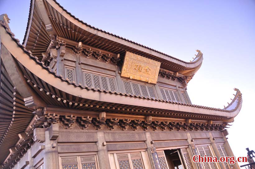 Chineses dirigem-se à Montanha Emei para rezar por um bom ano novo