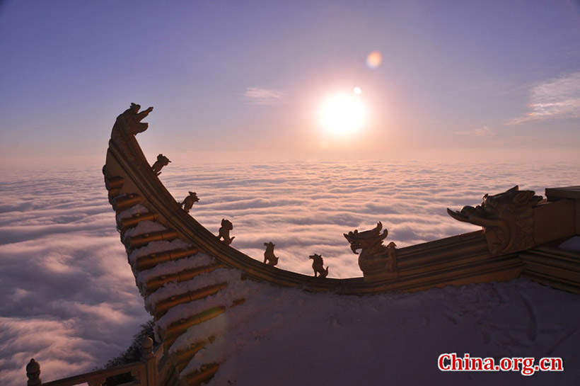 Chineses dirigem-se à Montanha Emei para rezar por um bom ano novo