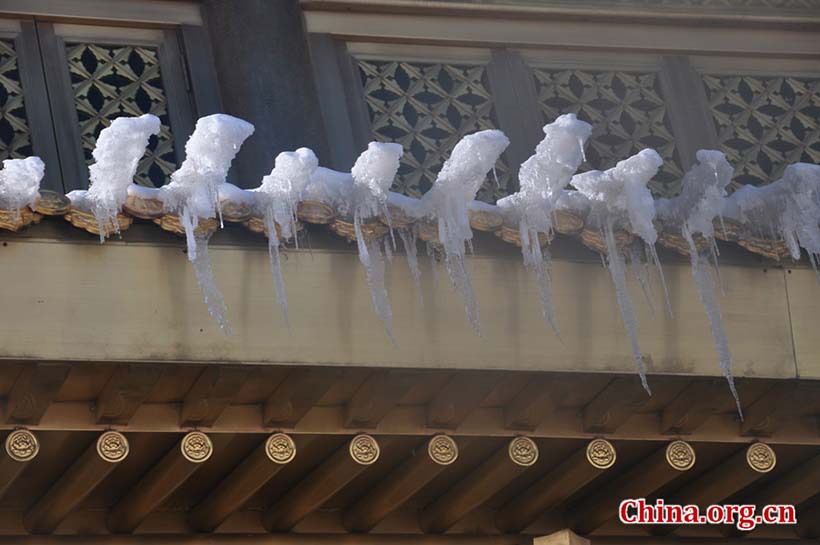 Chineses dirigem-se à Montanha Emei para rezar por um bom ano novo