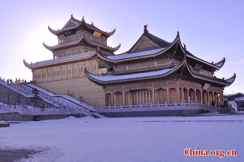 Chineses dirigem-se à Montanha Emei para rezar por um bom ano novo