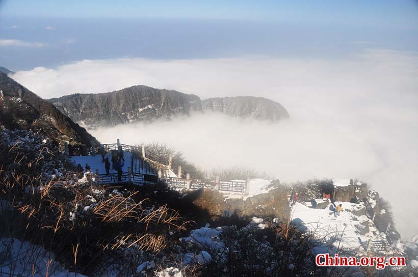 Chineses dirigem-se à Montanha Emei para rezar por um bom ano novo