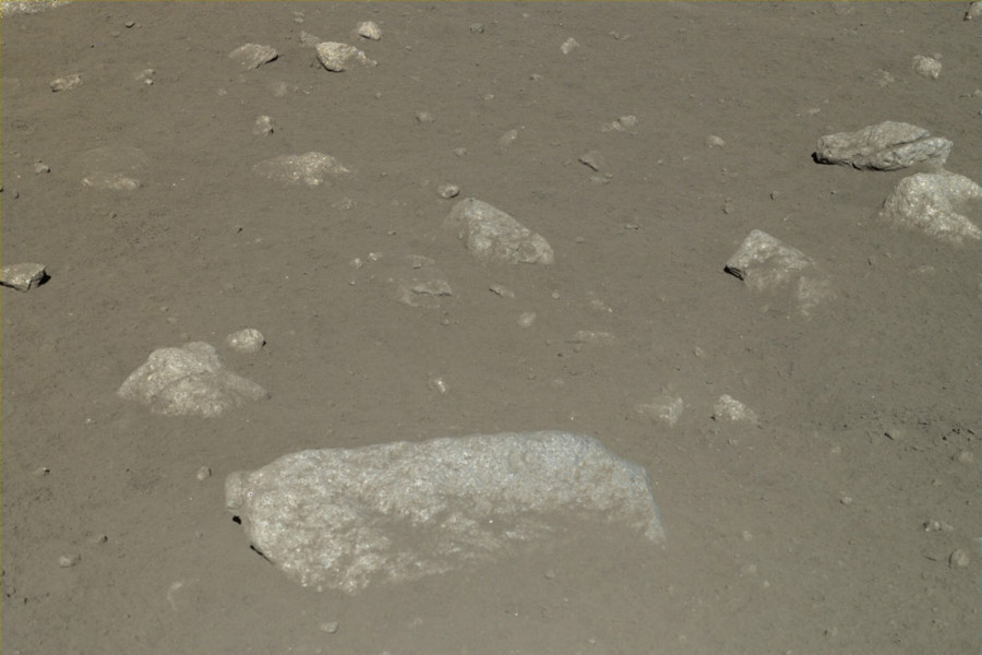 China divulga imagens coloridas da superfície lunar