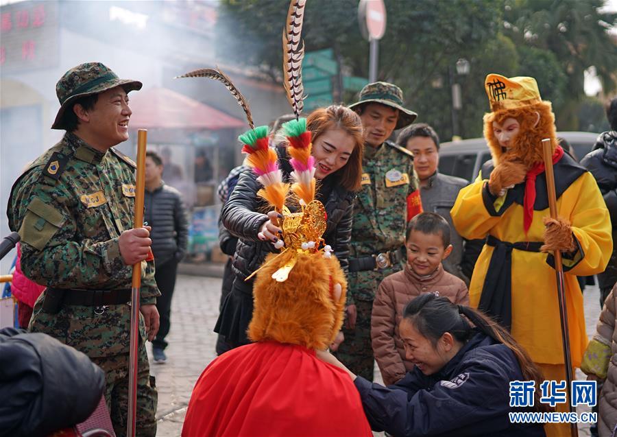 Agentes de seguran?a em Chongqing usam máscaras de macaco para celebrar o Ano Novo Chinês