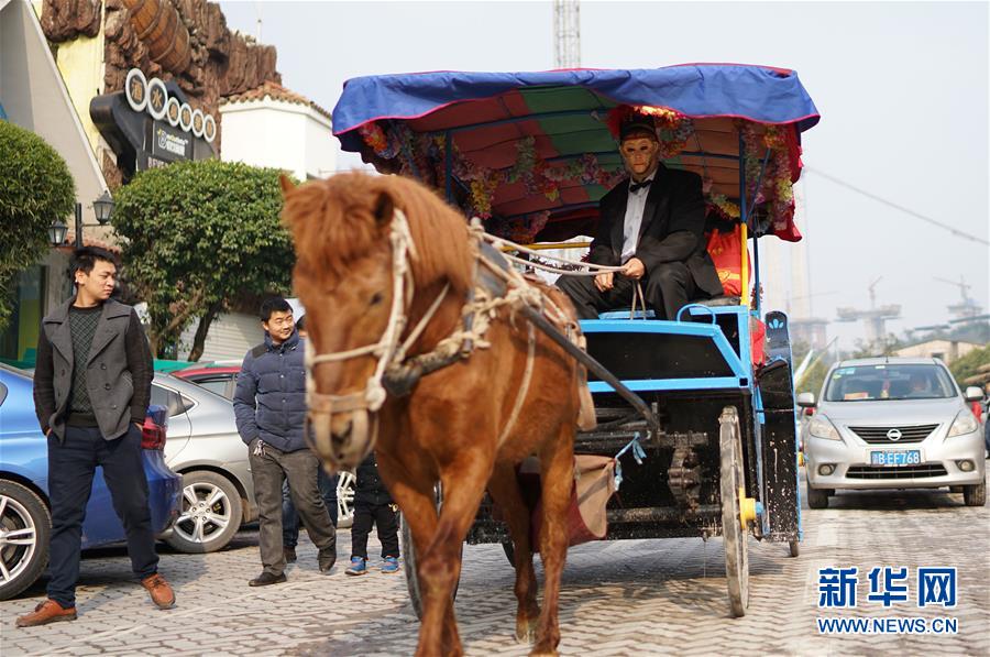 Agentes de seguran?a em Chongqing usam máscaras de macaco para celebrar o Ano Novo Chinês