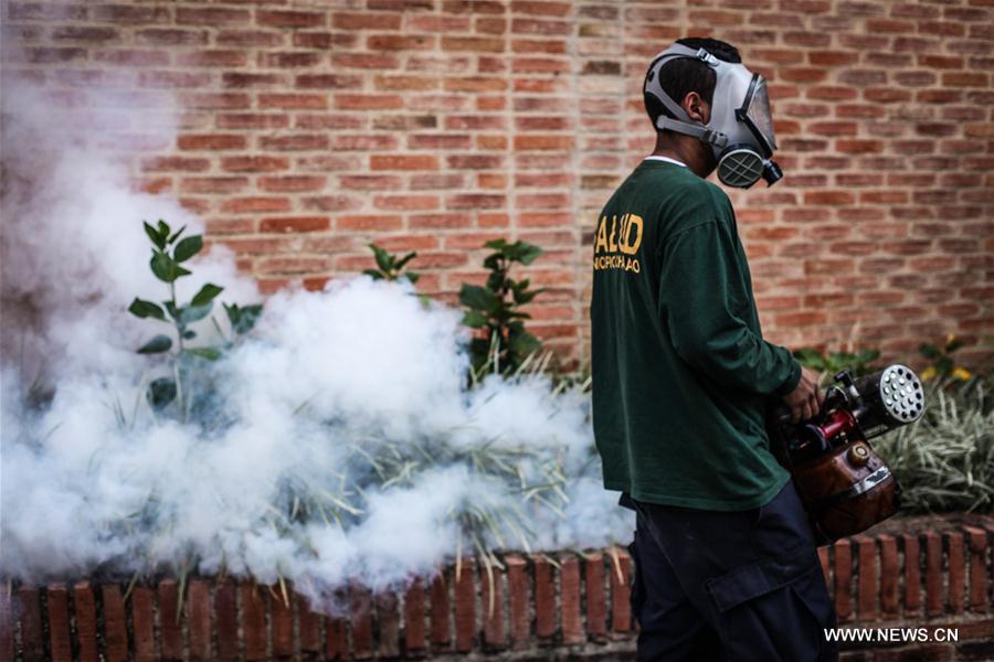 Agentes venezuelanos fazem nebuliza??o para lutar contra o Zika