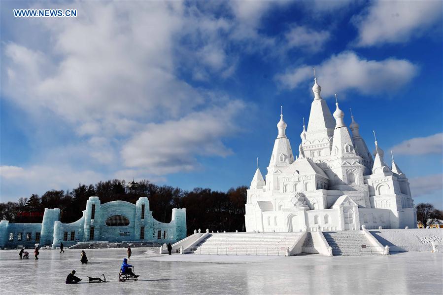 Escultura de neve mais alta do mundo em exposi??o no nordeste da China