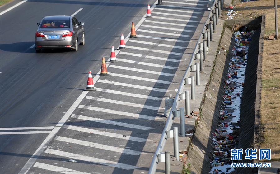 20 toneladas de lixo s?o recolhidas diariamente ao longo de autoestrada de 60 quilómetros