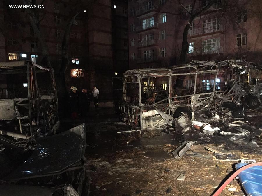 Explos?o de carro-bomba causa 28 mortos na capital da Turquia