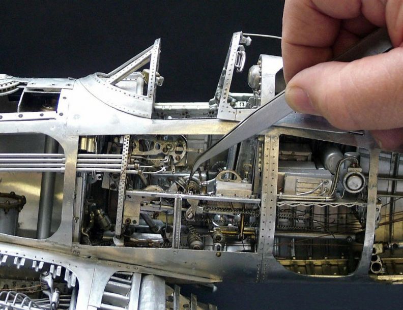 Dentista reformado constrói modelos fiéis de ca?as da Segunda Guerra Mundial em ponto pequeno