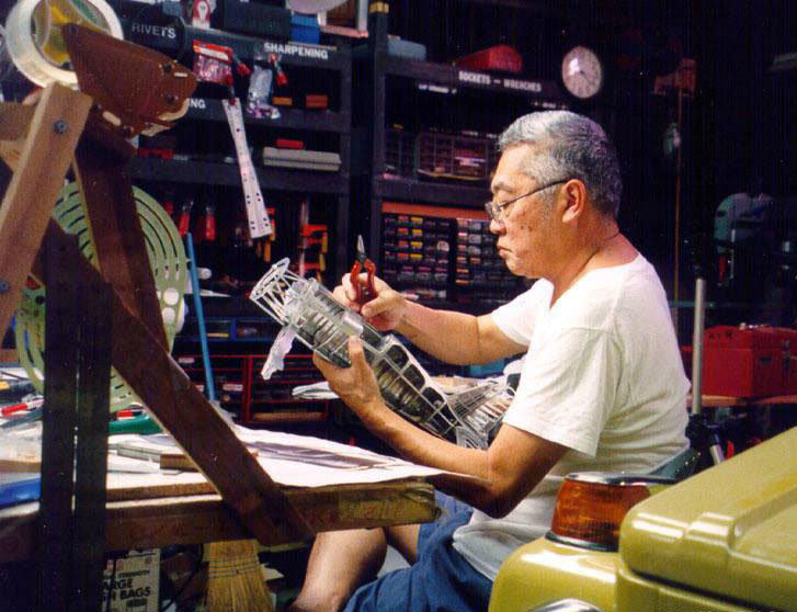 Dentista reformado constrói modelos fiéis de ca?as da Segunda Guerra Mundial em ponto pequeno