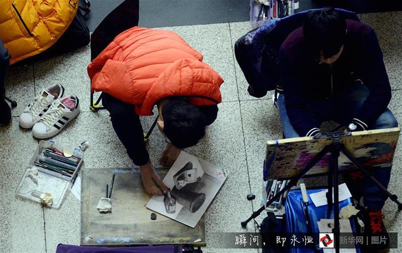 Jovem sem bra?os persegue o seu sonho artístico