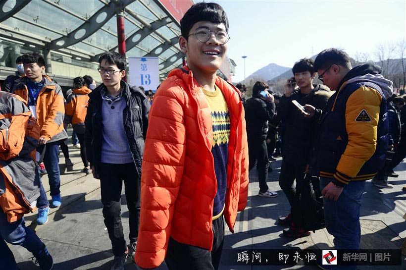 Jovem sem bra?os persegue o seu sonho artístico