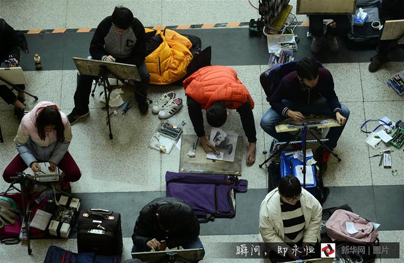 Jovem sem bra?os persegue o seu sonho artístico