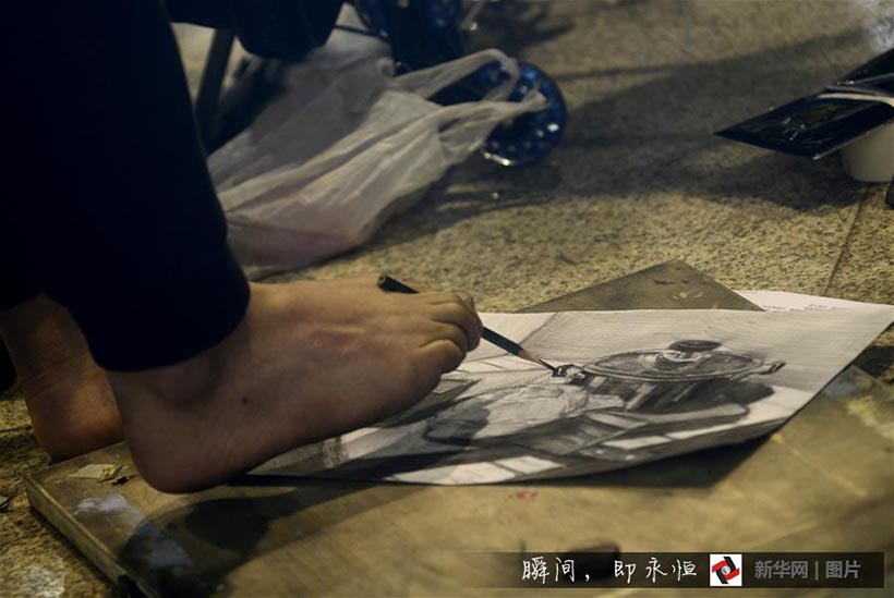 Jovem sem bra?os persegue o seu sonho artístico