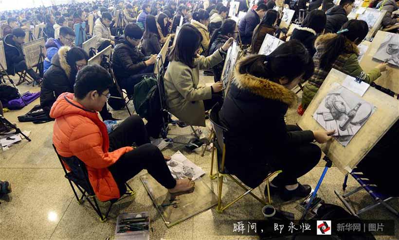 Jovem sem bra?os persegue o seu sonho artístico