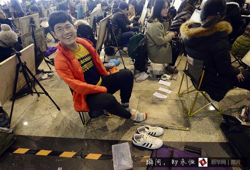 Jovem sem bra?os persegue o seu sonho artístico