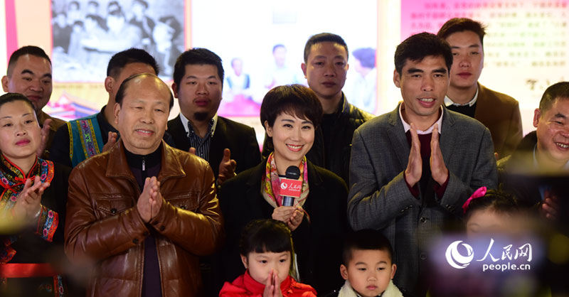 Xi Jinping conversa por vídeo com alde?es de Fujian desde os estúdios do Diário do Povo Online