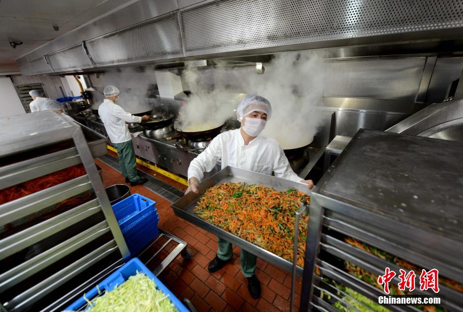 Galeria: Processo de produ??o das refei??es servidas a bordo dos avi?es