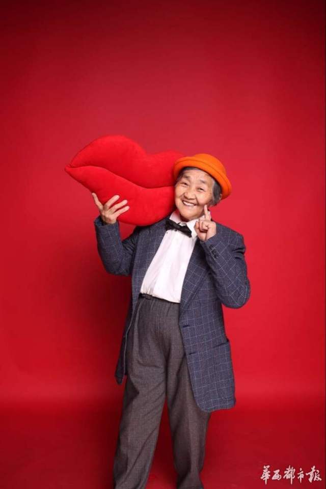 Jovem nascida na gera??o pós-90 leva avó numa “viagem no tempo”