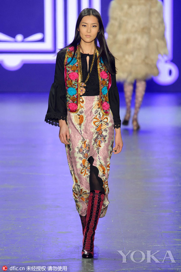 Diferentes looks da modelo Liu Wen