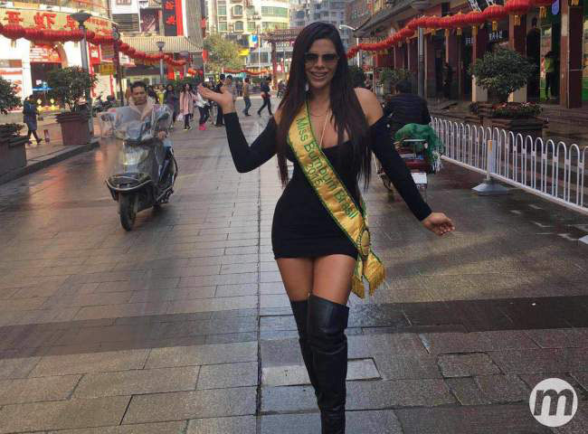 Miss Bumbum brasileira participa de programa na TV chinesa