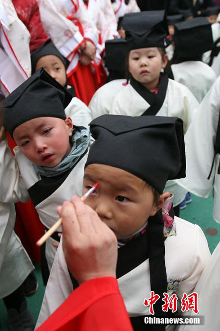Crian?as assistem à “Primeira Cerim?nia da Escrita” no leste da China